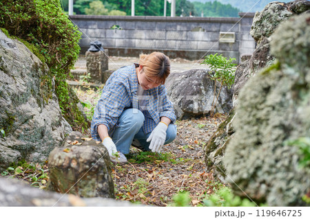 庭の手入れをする女性　日本庭園　田舎　空き家　草抜き 119646725