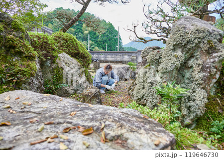 庭の手入れをする女性 日本庭園 田舎 空き家 草抜き 庭の手入れをする女性 日本庭園 田舎 空き家 草抜き 119646730