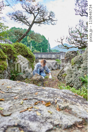 庭の手入れをする女性　日本庭園　田舎　空き家　草抜き 119646734