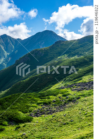 三俣蓮華岳から見る鷲羽岳とワリモ岳 北アルプスの黒部五郎岳の登山 三俣蓮華岳から見る鷲羽岳とワリモ岳 北アルプスの黒部五郎岳の登山 119646822