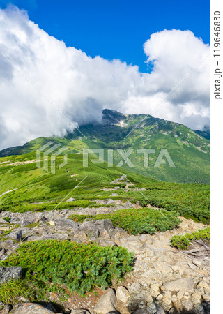 三俣蓮華岳から見る黒部五郎岳 北アルプスの黒部五郎岳の登山 三俣蓮華岳から見る黒部五郎岳 北アルプスの黒部五郎岳の登山 119646830