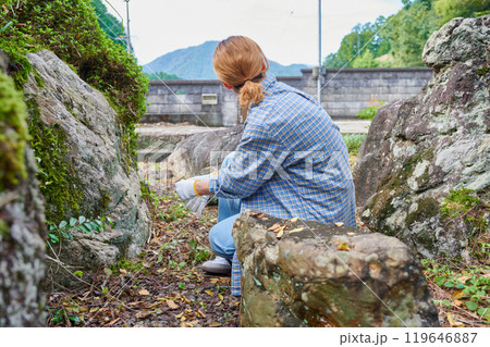 庭の手入れをする女性　日本庭園　田舎　空き家　草抜き 119646887