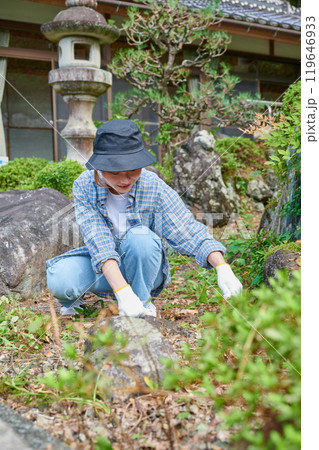 庭の手入れをする女性 日本庭園 田舎 空き家 草抜き 庭の手入れをする女性 日本庭園 田舎 空き家 草抜き 119646933