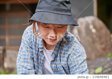 庭の手入れをする女性　日本庭園　田舎　空き家　草抜き 119646961