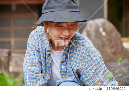 庭の手入れをする女性　日本庭園　田舎　空き家　草抜き 119646962