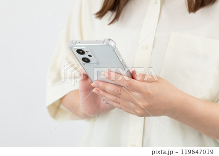スマホで検索する女性01 スマホで検索する女性01 119647019