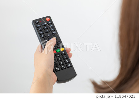 テレビのリモコンを操作する女性01 119647023