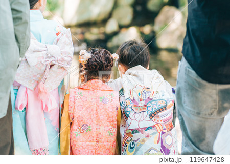 七五三で着物を着た男の子と女の子の後ろ姿 七五三で着物を着た男の子と女の子の後ろ姿 119647428