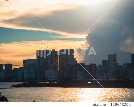 夕暮れのビル群と海 夕暮れのビル群と海 119648200