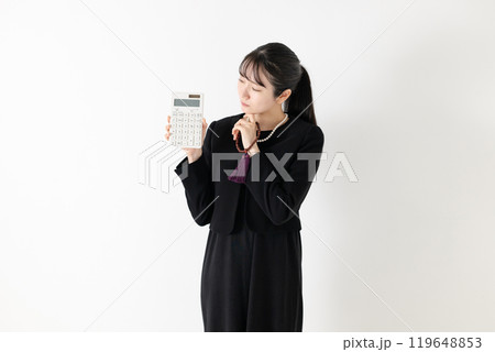 喪服姿で電卓を持つ女性 119648853