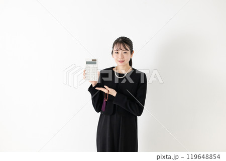 喪服姿で電卓を持つ女性 119648854