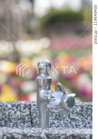公園の花壇の前の立形水飲水栓 公園の花壇の前の立形水飲水栓 119649480