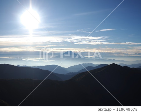 早朝、塩見岳からの富士山 119649678