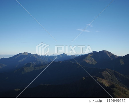 朝、塩見岳山頂からの眺め 119649685