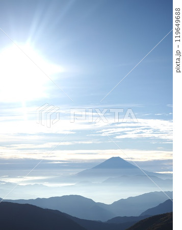 早朝、塩見岳からの富士山 119649688
