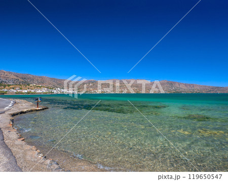 澄んだ水の海岸 (ギリシャ、クレタ島、エロウンダ) 119650547