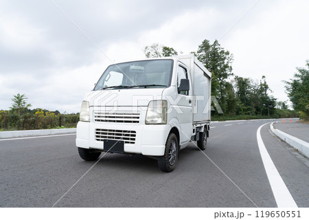 配達中の軽貨物イメージ(軽トラック) 配達中の軽貨物イメージ(軽トラック) 119650551