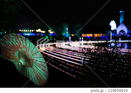 ライトアップされた夜の和傘 ライトアップされた夜の和傘 119650810