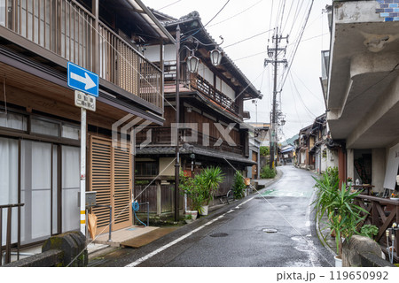 雨の飛騨街道金山宿（岐阜県下呂市金山町） 119650992