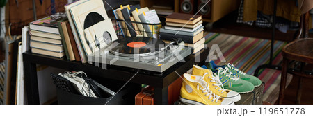 Secondhand footwear and other items 119651778