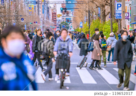 日本の東京都市景観 外国人観光客らで賑わう秋葉原の歩行者天国。なぜか危険運転自転車横行…=18日 日本の東京都市景観 外国人観光客らで賑わう秋葉原の歩行者天国。なぜか危険運転自転車横行…=18日 119652017
