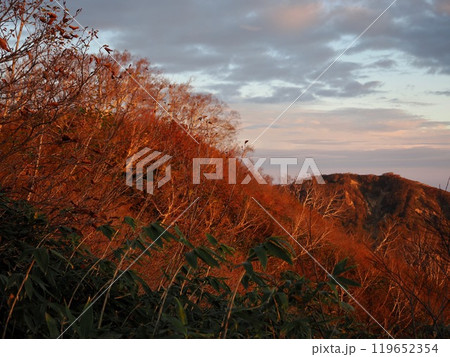 妙高高原の紅葉と夕暮れ 妙高高原の紅葉と夕暮れ 119652354