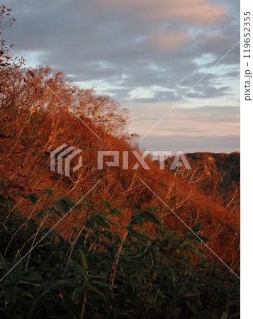 妙高高原の紅葉と夕暮れ 妙高高原の紅葉と夕暮れ 119652355