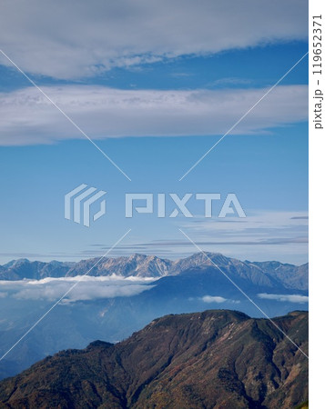 火打山山頂から眺める後立山連峰 119652371
