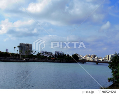 壷川より望む漫湖(沖縄県那覇市) 119652428