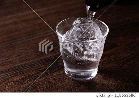 グラスに焼酎を注ぐ 119652690