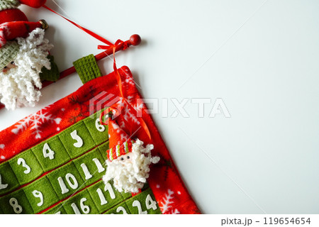 白背景のサンタクロースのアドベントカレンダー　クリスマスイメージ　コピースペース 119654654