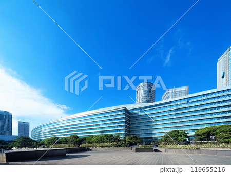 青空と近代的な会社のイメージ 青空と近代的な会社のイメージ 119655216