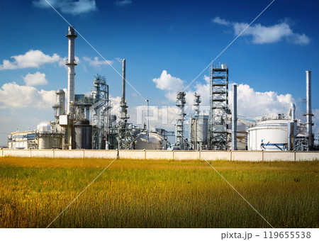 青空に映える工場の煙突、オイルコンビナート 青空に映える工場の煙突、オイルコンビナート 119655538