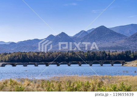 秋晴れの日の旧国鉄士幌線タウシュベツ川橋梁　北海道上士幌町 119655639
