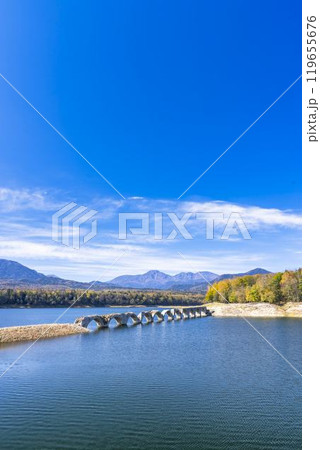 秋晴れの日の旧国鉄士幌線タウシュベツ川橋梁　北海道上士幌町 119655676