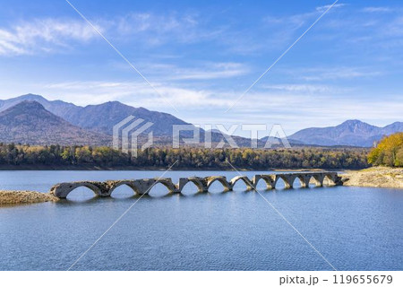 秋晴れの日の旧国鉄士幌線タウシュベツ川橋梁 北海道上士幌町 秋晴れの日の旧国鉄士幌線タウシュベツ川橋梁 北海道上士幌町 119655679