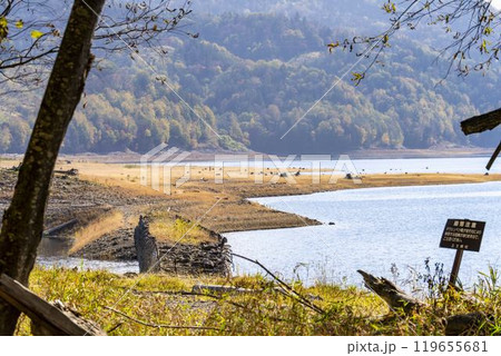 秋晴れの日の旧国鉄士幌線タウシュベツ川橋梁 北海道上士幌町 秋晴れの日の旧国鉄士幌線タウシュベツ川橋梁 北海道上士幌町 119655681