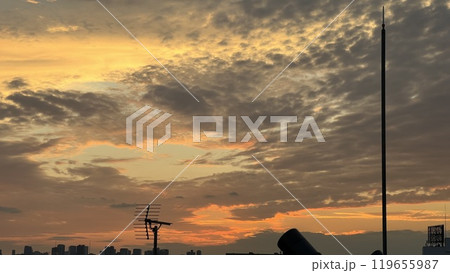 夕焼けに染まる空 119655987