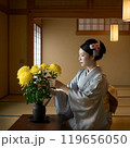 和室で生花をする美しい日本人女性 119656050