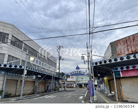 和歌山県　人が少ない時間帯の紀伊勝浦駅前 119656534