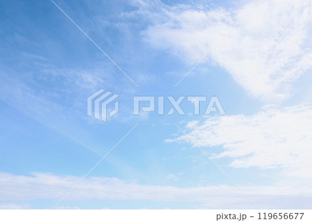 10月の秋の青空と白い雲    119656677