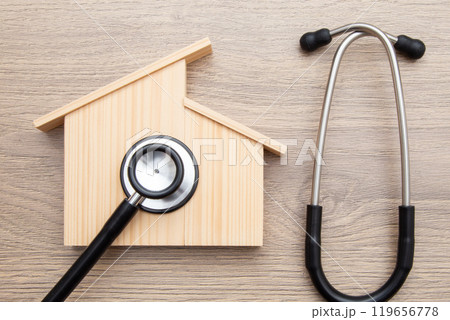 住宅と聴診器 119656778