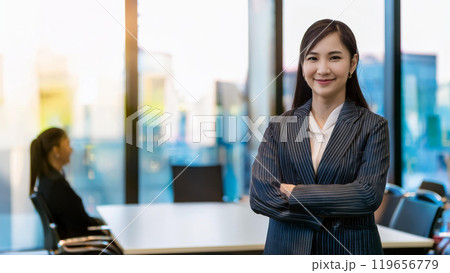 オフィスで働くビジネスウーマン オフィスで働くビジネスウーマン 119656779