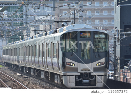 大正駅を通過する関空・紀州路快速225系5100番台 119657372
