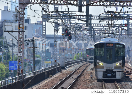 野田駅を通過する関空・紀州路快速225系5100番台 119657380