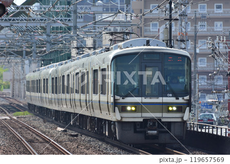 大正駅を通過する大和路快速221系 119657569