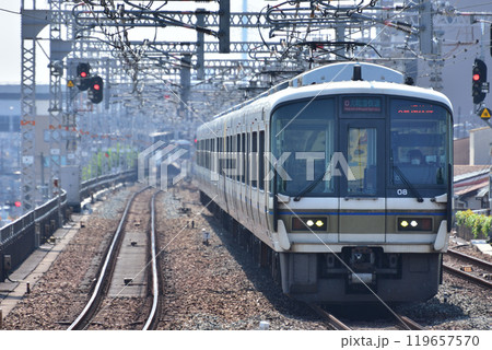 野田駅を通過する大和路快速221系 119657570