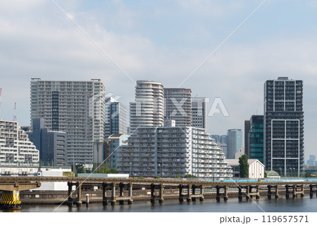 モノレールと高層マンション モノレールと高層マンション 119657571