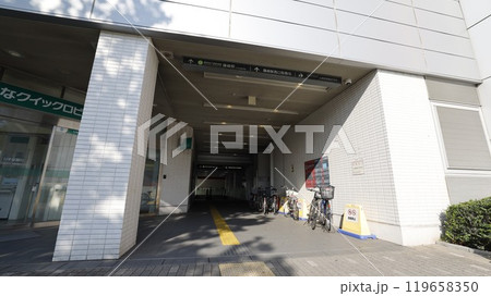 都営新宿線の篠崎駅、駐輪場やスーパーと兼ねた出入口 119658350