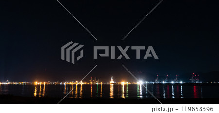 カラフルな工場の明かり カラフルな工場の明かり 119658396